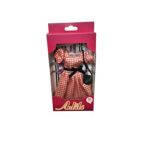 Babaruha kiegészítőkkel – piros kockás ruha